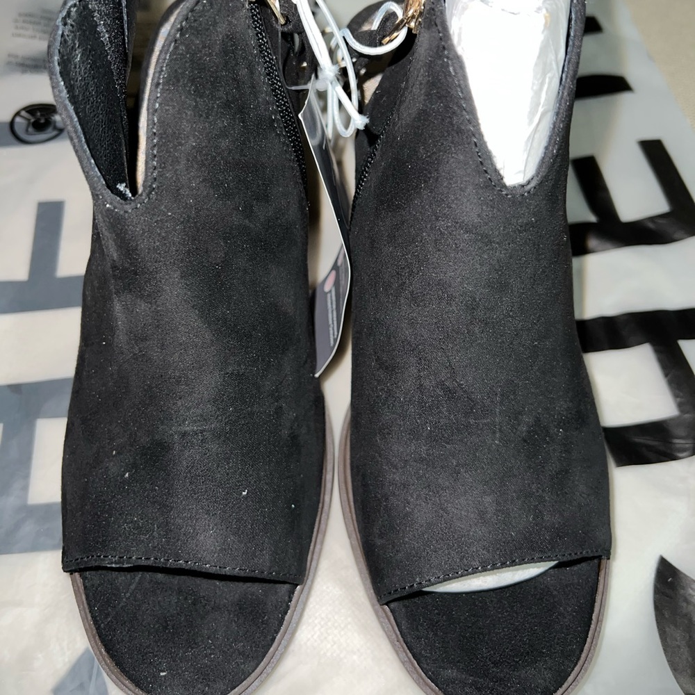 Women black shoe size 6M